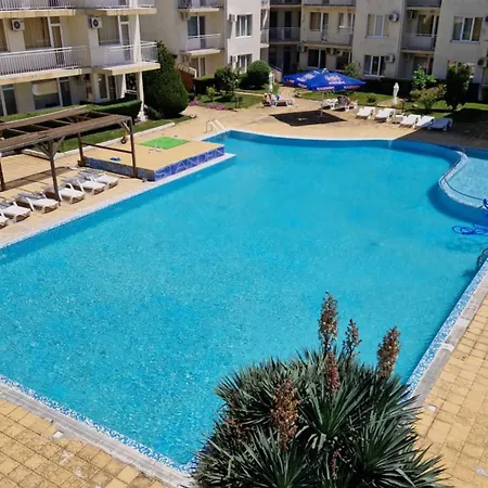 Apartamento Aпартамент с две спални, кухня и хол